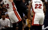 Kevin Love (G), du Miami Heat, commet une faute sur le joueur star des Pelicans, Zion Williamson, lors d'un match de saison régulière de NBA, le 23 février 2024 à La Nouvelle-Orléans