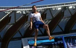 Renaud Lavillenie franchit une barre lors des qualifications de la perche aux Championnats du monde d'athlétisme à Eugene, aux Etats-Unis, le 22 juillet 2022