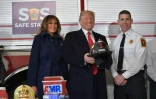 Le président américain Donald Trump et son épouse Melania, avec le chef des pompiers de Manchester (New Hampshire) Daniel Goonan le 19 mars 2018