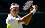 Roger Federer face au Britannique Jay Clarke qu'il a écarté en trois sets et à peine plus d'1h30 jeudi 4 juillet au deuxième tour de Wimbledon