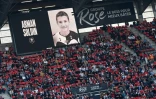 Le Stade rennais rend hommage à Arman Soldin, journaliste de l'AFP tué en Ukraine et qui avait porté les couleurs rouge et noir à l'adolescence, , le 14 mai 2023 à Rennes