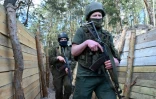 Des soldats ukrainiens lors d'un exercice dans une tranchée près de Kharkiv, dans l'est de l'Ukraine, le 30 avril 2022