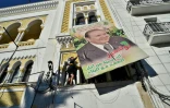 Des manifestants décrochent un portrait géant du président Bouteflika, le 22 février 2019 à Alger