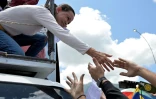 La cheffe de l'opposition au Venezuela, Maria Corina Machado (g), tend la main pour saluer ses partisans lors d'une manifestation à Caracas, le 17 août 2024