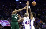 Giannis Antetokounmpo, la star grecque des Milwaukee Bucks, effectue une passe face à Nicolas Batum et Kelly Oubre Jr., des Philadelphia Sixers, pendant un match de NBA à Philadelphie, le 25 février 2024