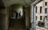 Des ingénieurs examinent un bâtiment endommagé à Kharkiv, le 16 mai 2022