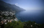 Vue de la côte amalfitaine, le 1er juillet 2020, avec une mer où les bateaux de tourisme sont moins nombreux que d'habitude