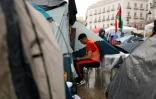 Des manifestants installés dans un campement pour protester contre les expulsions et la crise du logement, devant le siège de la présidence de la Communauté de Madrid, sur la Puerta del Sol, le 28 septembre 2026