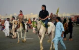 Des femmes en promenade à cheval à Karachi, au Pakistan, le 13 juin 2021 par une journée chaude d'été