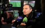 Pascal Garibian, directeur technique de l'arbitrage, répond aux questions des journalistes, lors de la présentation du système de l'assistance vidéo à l'arbitrage (VAR) avant le match de la Coupe de la Ligue entre Nice et Monaco, le 9 janvier 2018 à l'Allianz Riviera