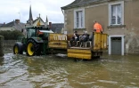 Des personnes sont évacuées de leur domicile en raison des inondations, le 20 février 2026 à Cheffes, dans le Maine-et-Loire