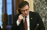 Le président républicain de la Chambre américaine des représentants, Mike Johnson, parle au téléphone à l'issue d'une réunion avec le président Donald Trump, le 8 avril 2025 au Capitole à Washington