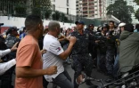 Des policiers vénézuéliens tentent d'éviter une confrontation entre partisans du président Nicolas Maduro et de l'opposant Juan Guaido, le 29 mars 2019 à Caracas