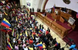 Des membres de l'Assemblée nationale constituante (ANC) agitent des drapeaux vénézuéliens lors du discours de son président Diosdado Cabello, le 12 août 2019 à Caracas