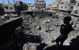 Un Palestinien inspecte les décombres laissés par une frappe israélienne sur le camp Al-Bureij, dans le centre de la bande de Gaza, le 4 juillet 2025