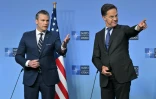 Le secrétaire général de l'Otan, Mark Rutte (d), et le secrétaire américain à la Défense, Pete Hegseth, lors d'une allocution avant une réunion des ministres de la Défense au siège de l'Otan, à Bruxelles, le 5 juin 2025