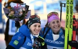 Les biathlètes françaises Anaïs Chevalier-Bouchet (g) et Justine Braisaz-Bouchet à Antholz-Anterselva (Italie), le 23 janvier 2022