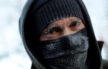 Un promeneur aux sourcils et cils gelés après avoir marché sur les berges du lac Michigan, le 30 janvier 2019 à Chicago