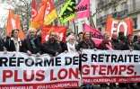 La secrétaire générale adjointe de la CFDT Marylise Léon (gauche), le secrétaire général de la CFDT Laurent Berger (2e sur la gauche) et le secrétaire général de la CGT Philippe Martinez (3e sur la gauche) participent à une manifestation le 23 mars 2023 à Paris