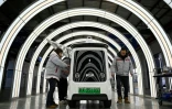 Des ouvriers travaillent sur une ligne de production de l'usine Neolix qui fabrique de petits véhicules utilitaires autonomes pour le transport de colis en ville, le 4 décembre 2025 à Yancheng dans la province chinoise du Jiangsu