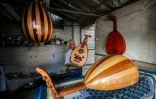 Le luthier palestinien Souhail Abou Chawich dans son atelier de réparation d'ouds, au camp de réfugiés de Nousseirat, dans le centre de la bande de Gaza, le 23 juin 2026