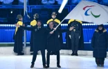 Les présidents des régions Auvergne-Rhône-Alpes Fabrice Pannekoucke (G) et Provence-Alpes-Côte d’Azur Renaud Muselier lors de la cérémonie de clôture des Jeux paralympiques de Milan Cortina, le 15 mars 2026 à Cortina d'Ampezzo (Italie)