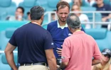 Le Russe Daniil Medvedev, victime d'étourdissement, discute avec un physiothérapiste, lors du 2e set du quart de finale du Masters 1000 de Miami contre le Polonais Hubert Hurkacz, le 31 mars 2022