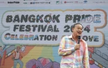 Le Premier ministre thaïlandais Srettha Thavisin s'adresse aux membres de la communauté LGBTQ lors d'une marche des fiertés à Bangkok, le 1er juin 2024