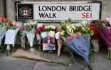 Des fleurs près du London Bridge, le 1er décembre 2019, rendent hommage aux victimes de l'attaque au couteau du 29 novembre