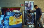 Le peintre libyen, Youssef Ftis, dans son atelier à Tripoli, le 12 septembre 2015