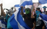 Des étudiants nicaraguayens portant des masques manifestent contre le président Daniel Ortega le 23 juillet 2018 à Managua