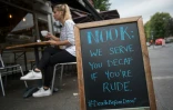"Nous vous servons des décafféinés si vous êtes malpoli" lit-on sur un tableau noir d'un café Nook à Stockport le 13 septembre 2016