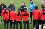 L'entraîneur portugais de Monaco, Leonardo Jardim (2e g), s'adresse à ses joueurs lors d'un entraînement, à La Turbie, le 29 mars 2018
