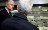 Le Premier ministre Michel Barnier (c)  visite l'Institut national de l'énergie solaire (Ines) au Bourget-du-Lac, le 12 septembre 2024 en Savoie