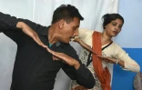 Rashid Bhatti professeur de danse enseigne des pas de danse dans son école à Lahore, le 2 mai 2016