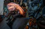 Julius Mokaya, cosplayer de 34 ans, pose le 13 août 2026 à Nairobi pour ses réseaux sociaux, déguisé en Enjin, un personnage de manga
