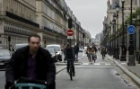 Des cyclistes, rue de Rivoli, à Paris, le 11 mai 202 au premier jour du déconfinement en France