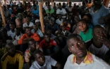Des partisans du candidat à la présidentielle Raila Odinga regardent la télévision dans l'attente des résultats des élections, le 15 août 2022 à Kisumu, au Kenya
