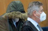 Alaa Moussa (G), un médecin syrien accusé de crimes contre l'humanité, le 19 janvier 2022 à Francfort