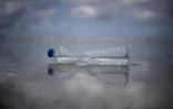 Une bouteille en plastique abandonnée sur une plage de Plomeur, dans le Finistère, le 27 juin 2022