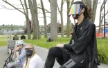 Iso Rinzler équipé d'un masque du manga "Tokyo Ghoul" dans un parc de Seattle le 26 avril 2020