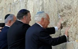 De gauche à droite, le Premier ministre israélien  Benjamin Netanyahu, le secrétaire d'Etat américain Mike Pompeo et l'ambassadeur américain en Israël David Friedman, le 21 mars 2019 devant le Mur des Lamentations, à Jérusalem