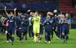 Les joueurs du Stade Briochin remercient la foule après leur quart de finale de Coupe de France perdu contre le Paris Saint-Germain au stade du Roazhon Park à Rennes le 26 février 2025.
