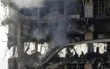 Des étages d'un immeuble d'habitation détruits après des frappes de missiles et de drones russes sur la ville portuaire ukrainienne d'Odessa, le 12 septembre 2026  