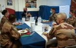 Jean Castex partage le dîner de la Saint-Sylvestre avec des soldats de la force Barkhane à N'Djamena, le 31 décembre 2020
