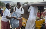 Des élèves chargent leurs bagages devant une école publique de filles à Bwari, dans les faubourgs d'Abuja, le 22 novembre 2025, fermée par les autorités après plusieurs enlèvements de masse dans des établissements scolaires