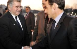 Claude Allègre, à gauche, saluant l'ex président de la République Nicolas Sarkozy, à droite, à Paris, le 9 décembre 2008