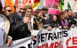 Le secrétaire général de la Confédération française démocratique du travail (CFDT), Laurent Berger, à gauche, participe à la 11e journée d'action contre la réforme des retraites à Paris, le 6 avril 2023