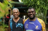 Joses Togase (G), chef du Réseau environnemental de Santo Sunset, et Richard Rojo posent le 29 janvier 2026 à Luganville, au Vanuatu