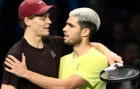 L'Italien Jannik Sinner félicité par l'Espagnol Carlos Alcaraz après la finale du Masters ATP le 16 novembre 2025 à Turin